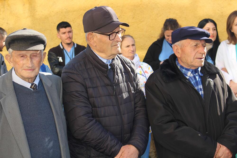 4 të moshuar të cilët po ndjekin ceremoninë e inagurimit