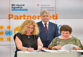 Signing MoU between UNFPA-Euronews Albania