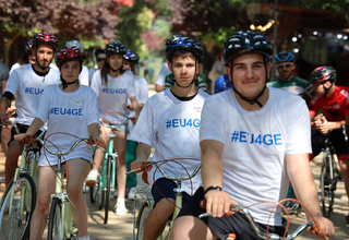 Të rinjtë pjesë e projektit EU 4 Gender, zbatuar nga UNFPA Shqipëri, duke ecur me biçikletë në Tiranë me synim avokimin për bara