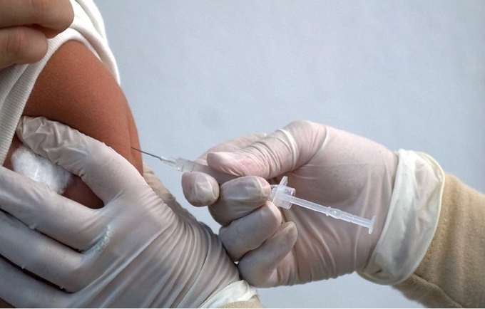 Një vajze gjatë procesit të vaksinimit kunder virusit të Papilomes Humane në Qendër Shëndetësore