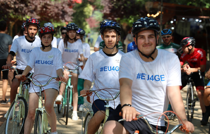 Të rinjtë pjesë e projektit EU 4 Gender, zbatuar nga UNFPA Shqipëri, duke ecur me biçikletë në Tiranë me synim avokimin për bara