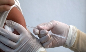 Një vajze gjatë procesit të vaksinimit kunder virusit të Papilomes Humane në Qendër Shëndetësore