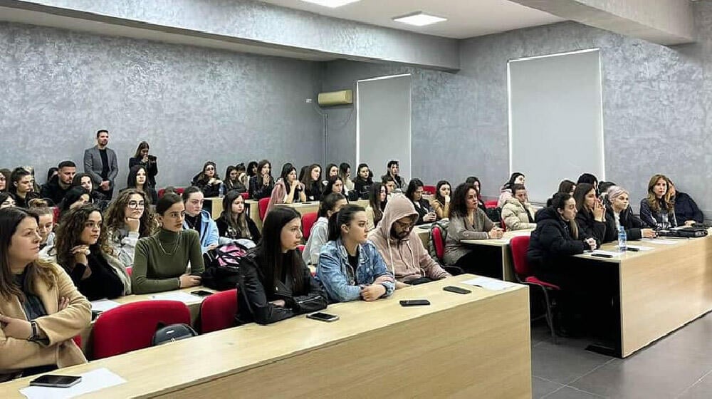 Studentë të shumtë morën pjesë në ceremoninë e nënshkrimit të marrëveshjes midis UNDP, UNFPA dhe Dep.Gazetarisë dhe Komunikimit 