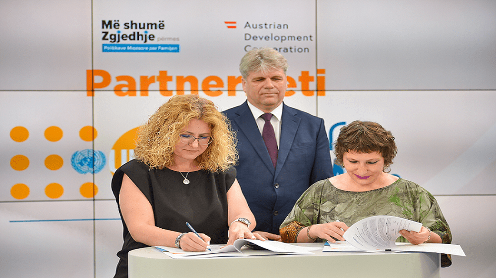 Signing MoU between UNFPA-Euronews Albania